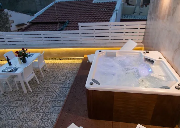 Jacuzzi In The Heart Of Oldtown