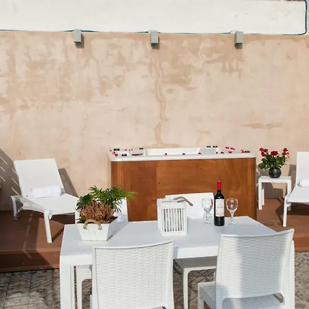 Jacuzzi In The Heart Of Oldtown Апартаменты *